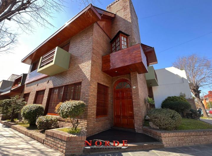 Casa · 280m² · 5 Ambientes · 2 Cocheras