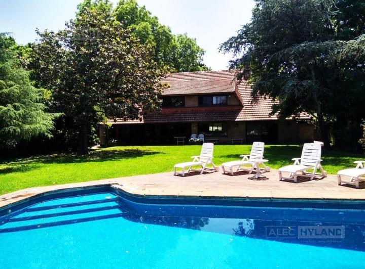 Casa · 400m² · 7 Ambientes · 2 Cocheras