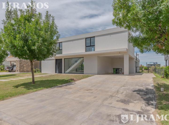 Casa · 290m² · 6 Ambientes · 1 Cochera