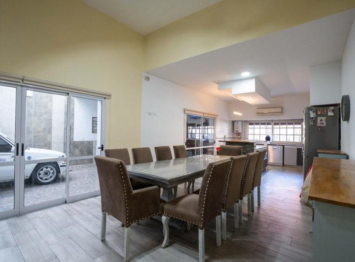Casa · 168m² · 5 Ambientes · 2 Cocheras