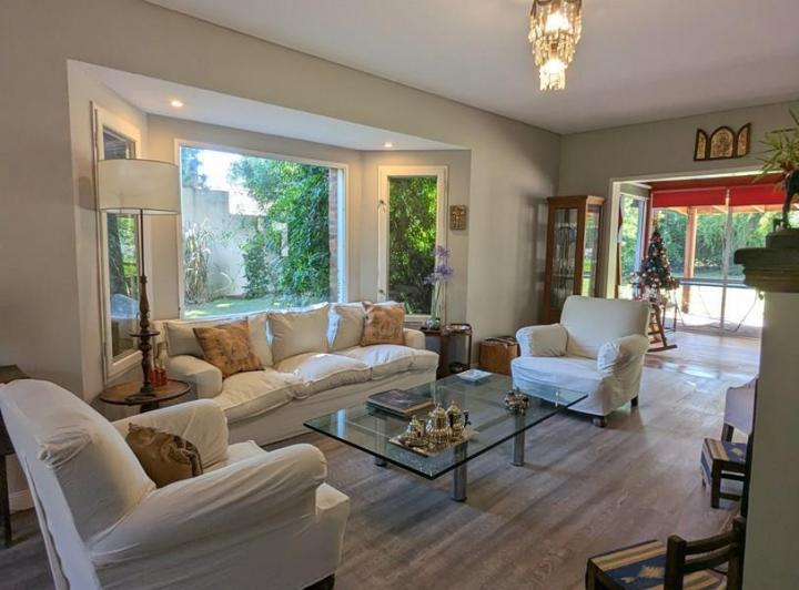 Casa · 242m² · 4 Ambientes · 2 Cocheras