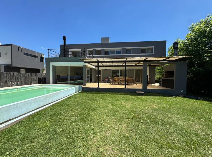 Casa · 160m² · 5 Ambientes · 4 Cocheras