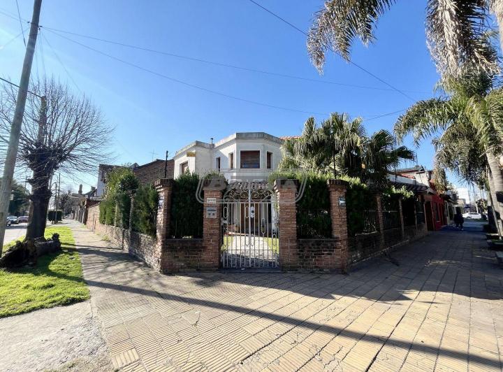 Casa · 300m² · 6 Ambientes · 2 Cocheras
