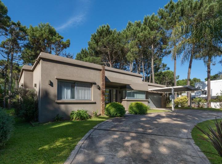 Casa · 200m² · 5 Ambientes · 2 Cocheras