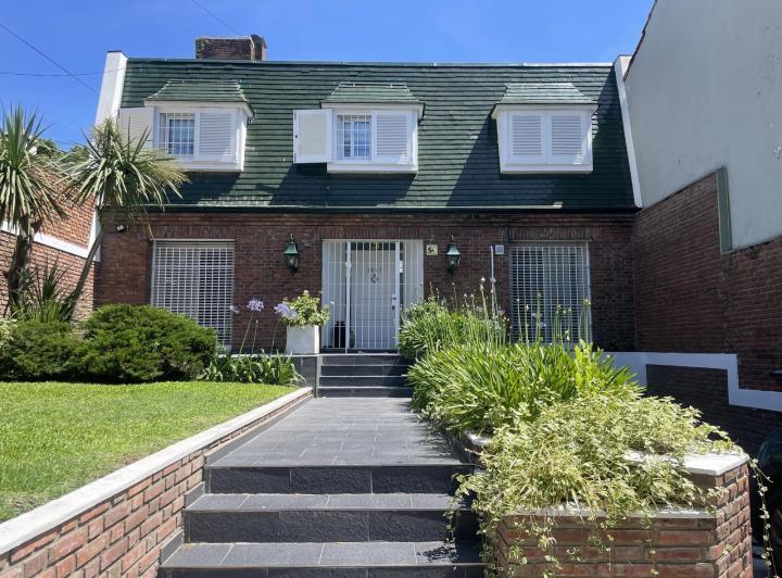 Casa · 420m² · 6 Ambientes · 2 Cocheras