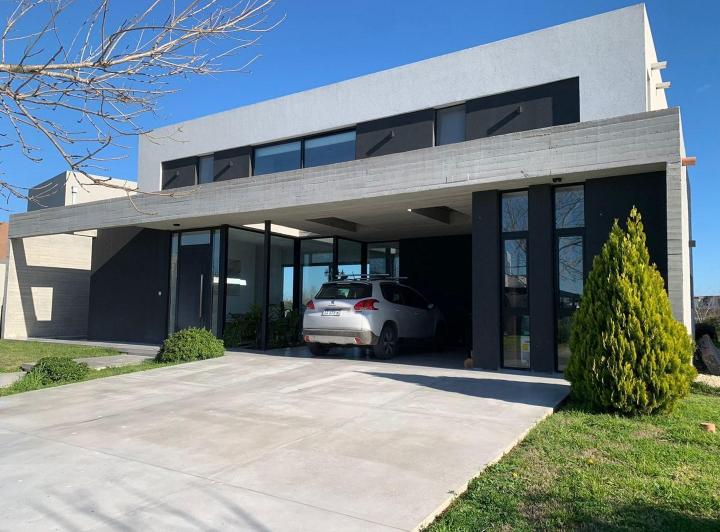 Casa · 244m² · 5 Ambientes · 1 Cochera