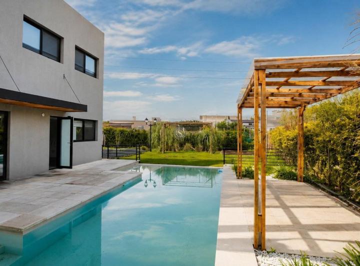 Casa · 275m² · 7 Ambientes · 1 Cochera