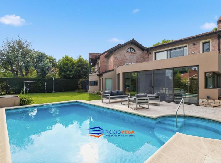 Casa · 285m² · 7 Ambientes · 2 Cocheras