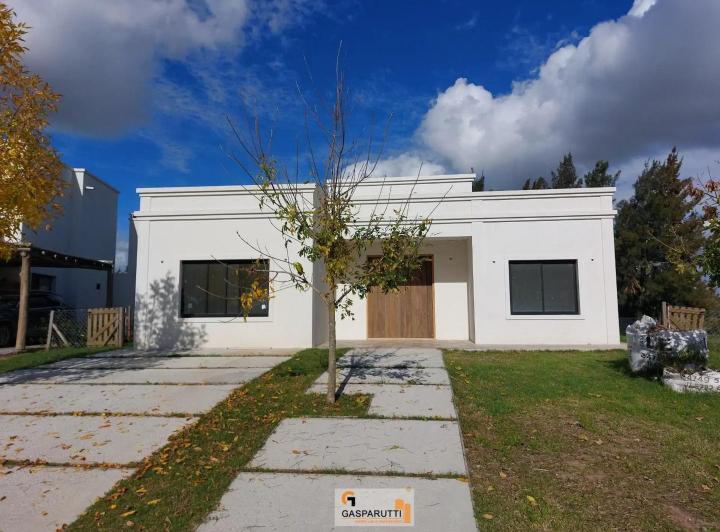 Casa · 200m² · 4 Ambientes · 2 Cocheras