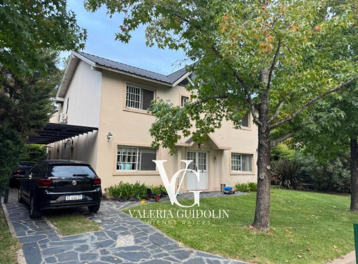 Casa · 700m² · 5 Ambientes · 4 Cocheras