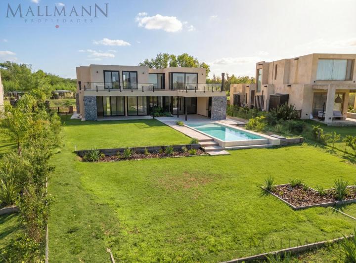 Casa · 320m² · 7 Ambientes · 2 Cocheras