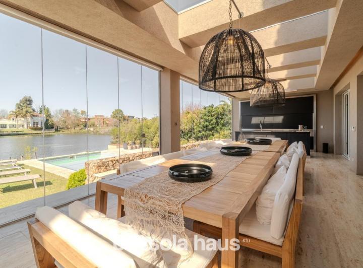 Casa · 498m² · 9 Ambientes · 4 Cocheras