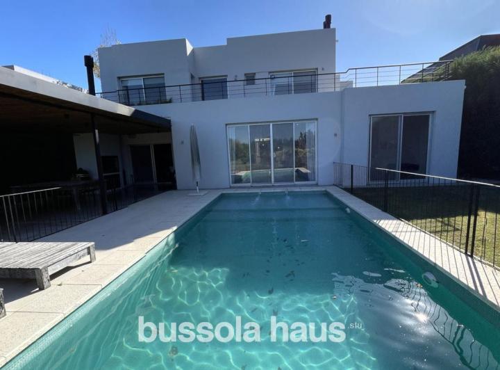 Casa · 390m² · 7 Ambientes · 3 Cocheras