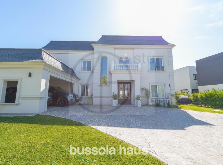Casa · 361m² · 6 Ambientes · 2 Cocheras
