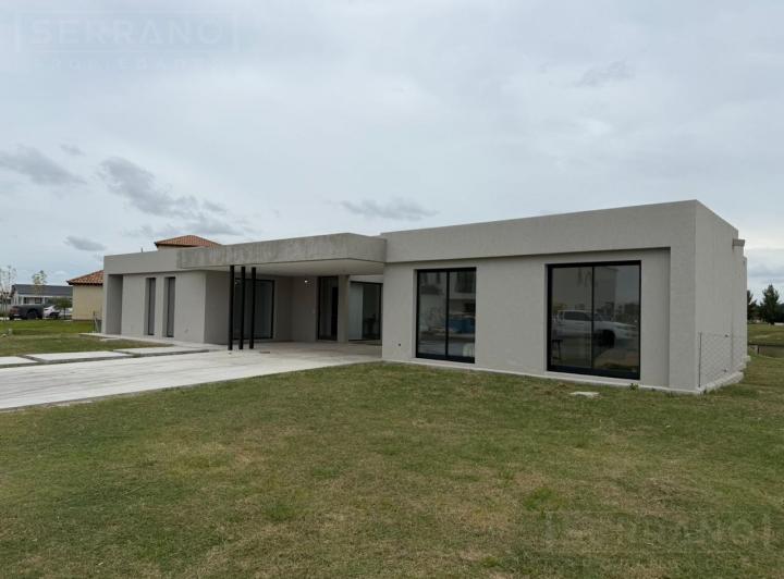 Casa · 259m² · 5 Ambientes · 4 Cocheras