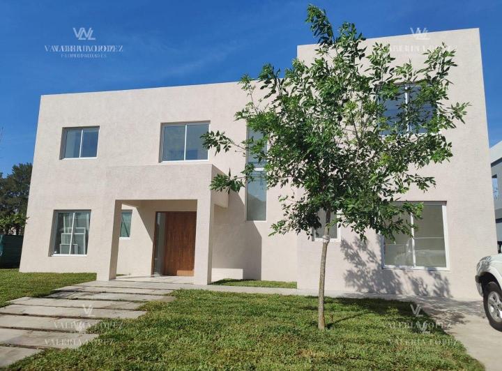 Casa · 279m² · 5 Ambientes · 2 Cocheras
