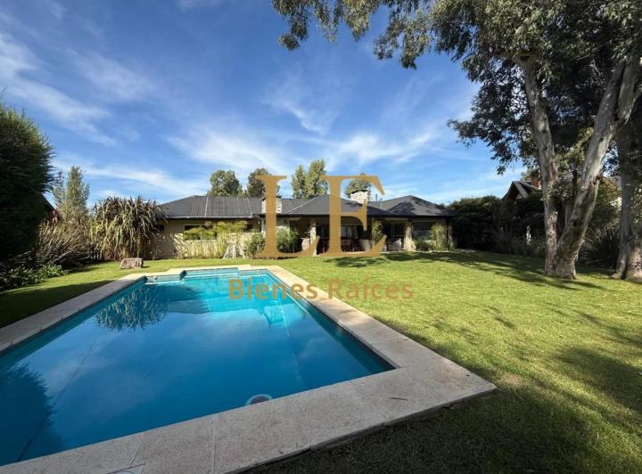 Casa · 230m² · 6 Ambientes · 4 Cocheras