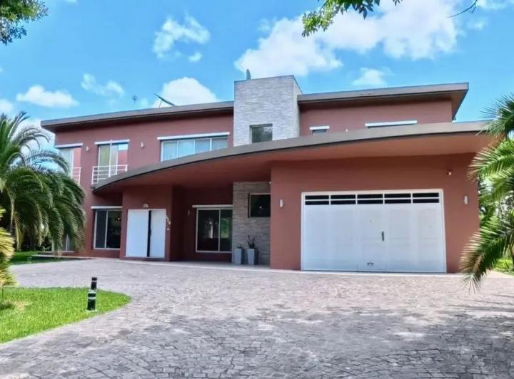 Casa · 330m² · 5 Ambientes · 1 Cochera