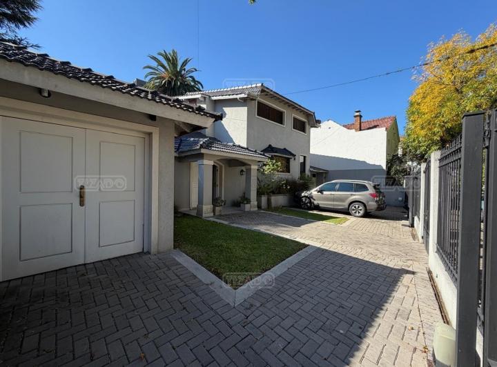 Casa · 374m² · 7 Ambientes · 2 Cocheras