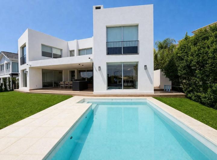 Casa · 307m² · 6 Ambientes · 4 Cocheras