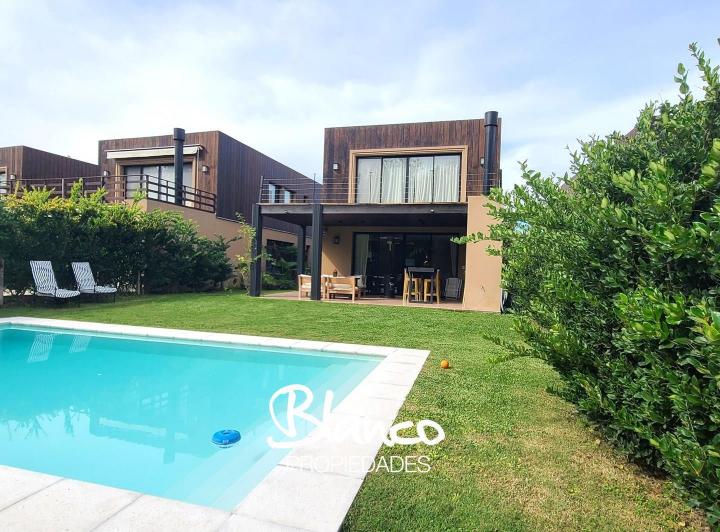 Casa · 130m² · 4 Ambientes · 2 Cocheras