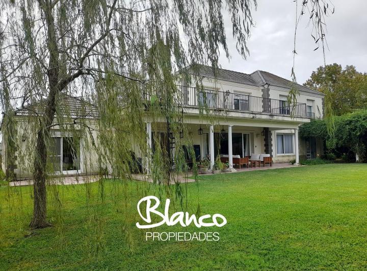 Casa · 392m² · 6 Ambientes · 1 Cochera