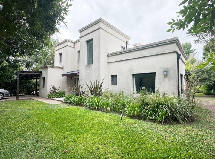 Casa · 230m² · 5 Ambientes · 2 Cocheras