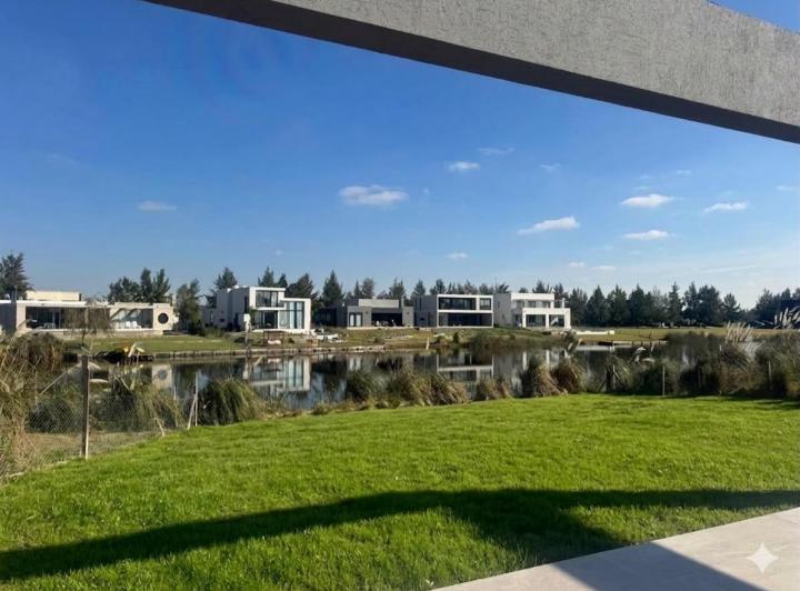 Casa · 185m² · 5 Ambientes · 6 Cocheras