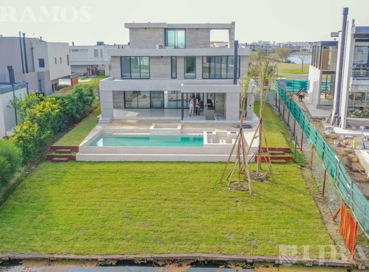 Casa · 440m² · 7 Ambientes · 6 Cocheras