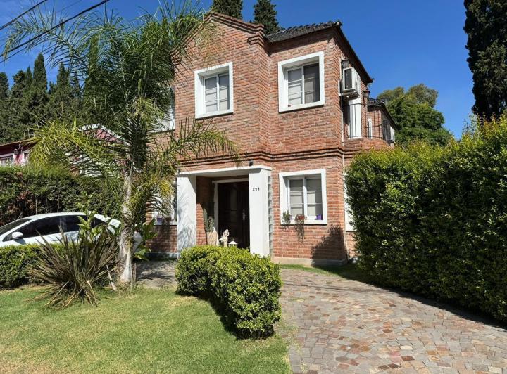 Casa · 144m² · 4 Ambientes · 3 Cocheras
