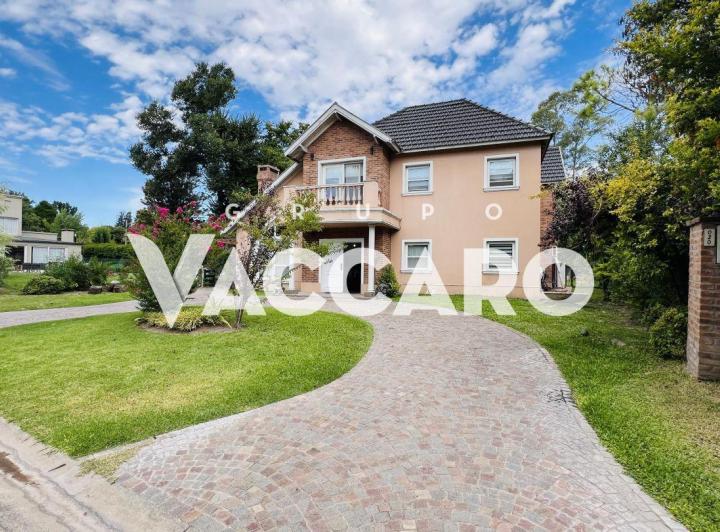 Casa · 218m² · 5 Ambientes · 1 Cochera