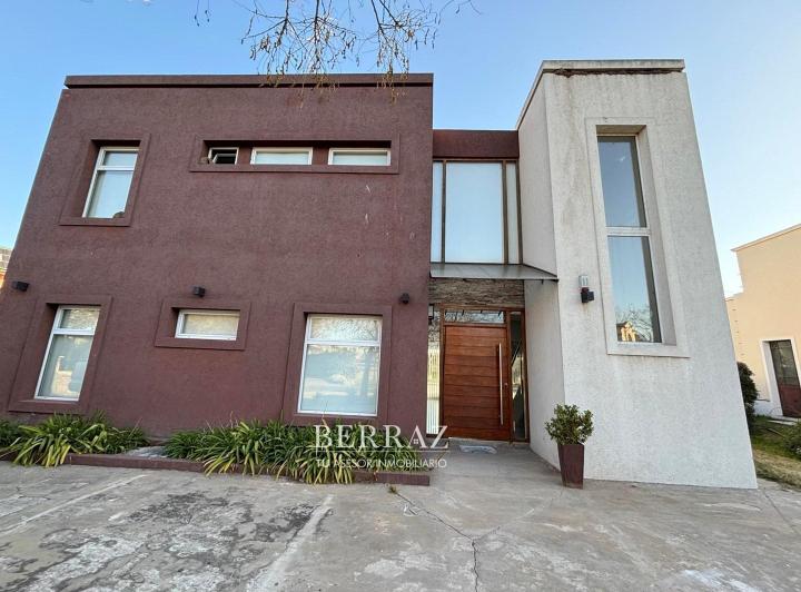 Casa · 220m² · 10 Ambientes · 1 Cochera
