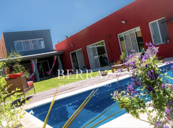 Casa · 252m² · 6 Ambientes · 5 Cocheras