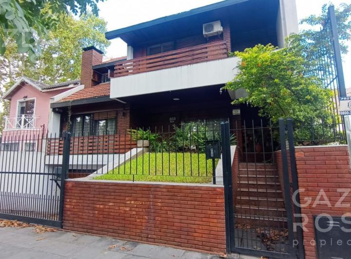 Casa · 233m² · 6 Ambientes · 2 Cocheras