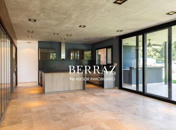 Casa · 367m² · 7 Ambientes · 2 Cocheras