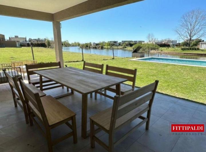 Casa · 272m² · 5 Ambientes · 2 Cocheras