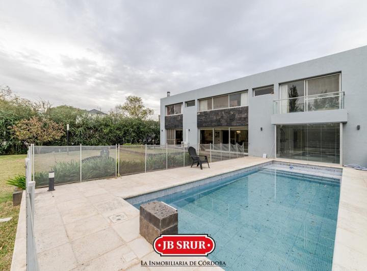 Casa · 486m² · 9 Ambientes · 2 Cocheras