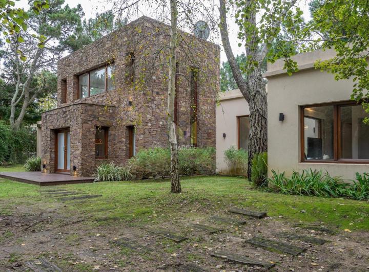 Casa · 245m² · 5 Ambientes · 1 Cochera