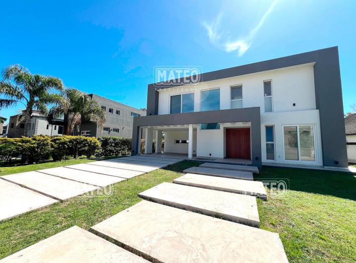 Casa · 275m² · 5 Ambientes · 2 Cocheras