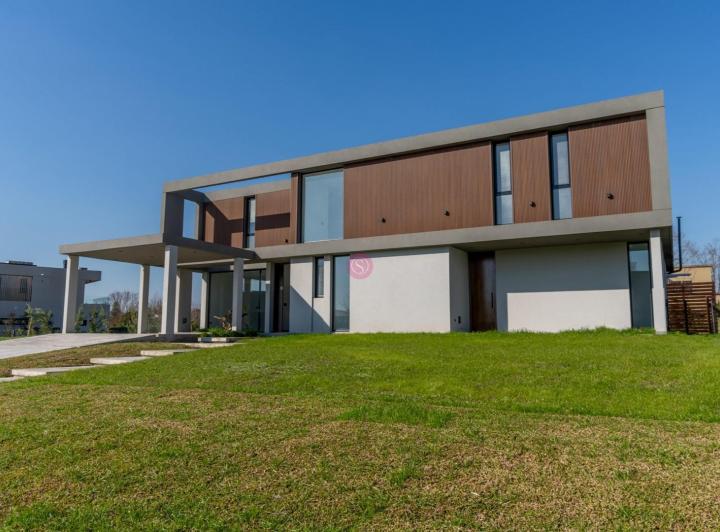 Casa · 268m² · 6 Ambientes · 2 Cocheras