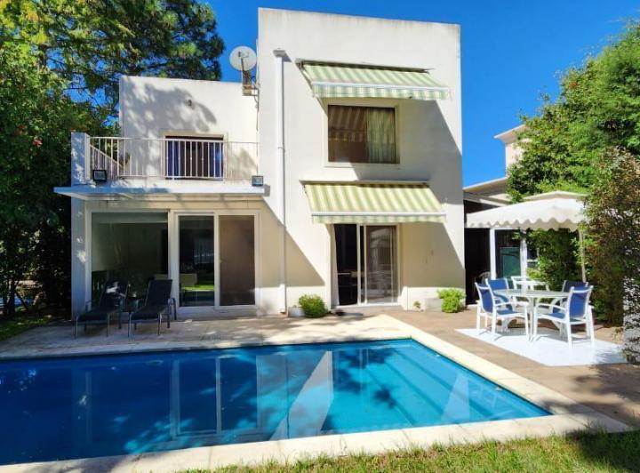 Casa · 230m² · 4 Ambientes · 1 Cochera