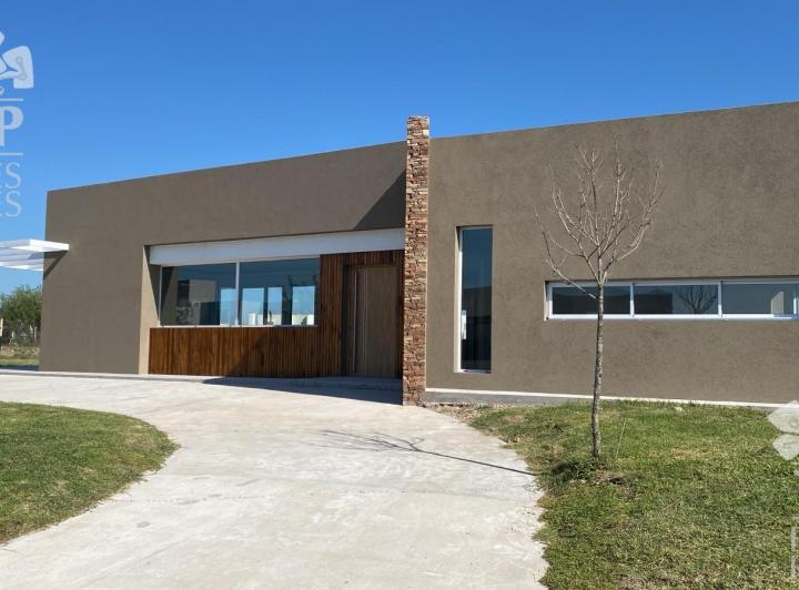 Casa · 245m² · 4 Ambientes · 2 Cocheras