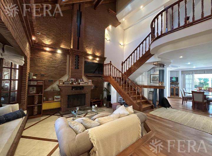 Casa · 200m² · 5 Ambientes · 1 Cochera