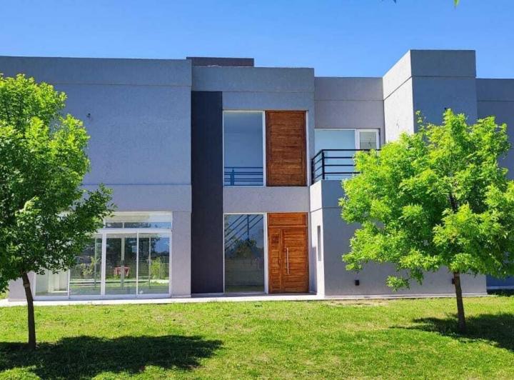 Casa · 198m² · 5 Ambientes · 1 Cochera
