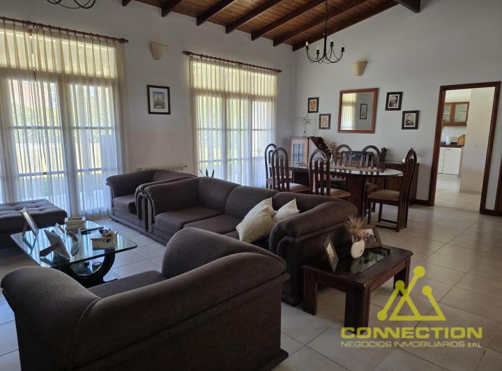 Casa · 212m² · 5 Ambientes · 2 Cocheras