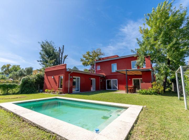 Casa · 200m² · 5 Ambientes · 2 Cocheras
