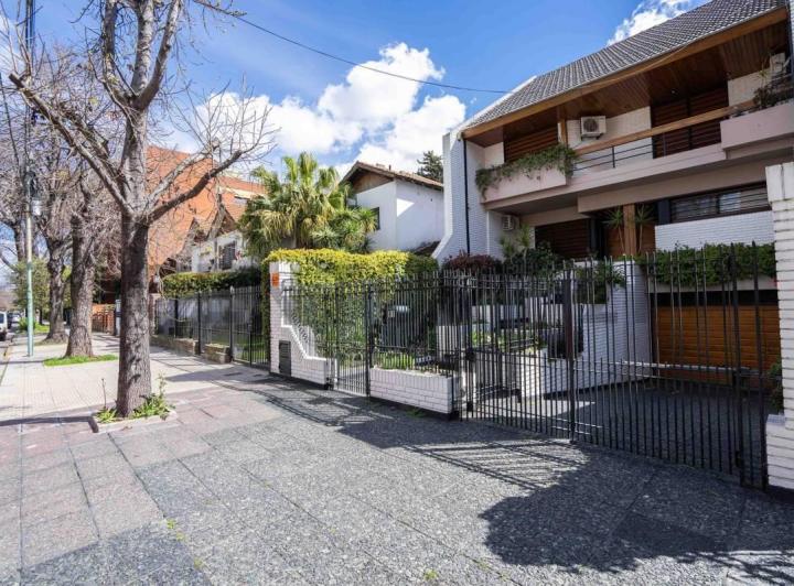 Casa · 480m² · 6 Ambientes · 3 Cocheras