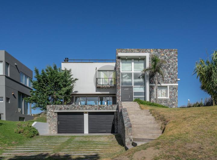 Casa · 300m² · 6 Ambientes