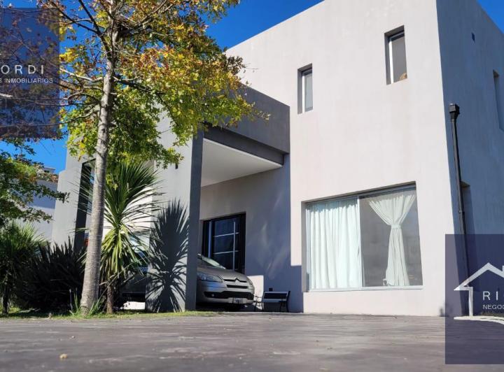 Casa · 177m² · 5 Ambientes · 7 Cocheras