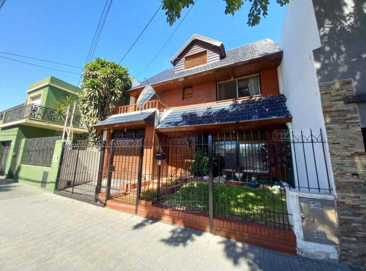 Casa · 237m² · 4 Ambientes · 1 Cochera